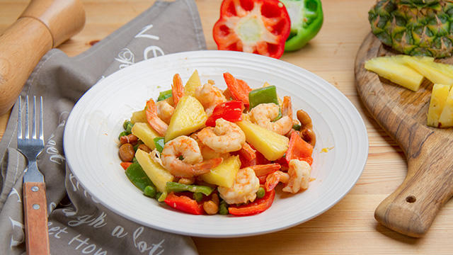 菠萝虾仁烩腰果的做法