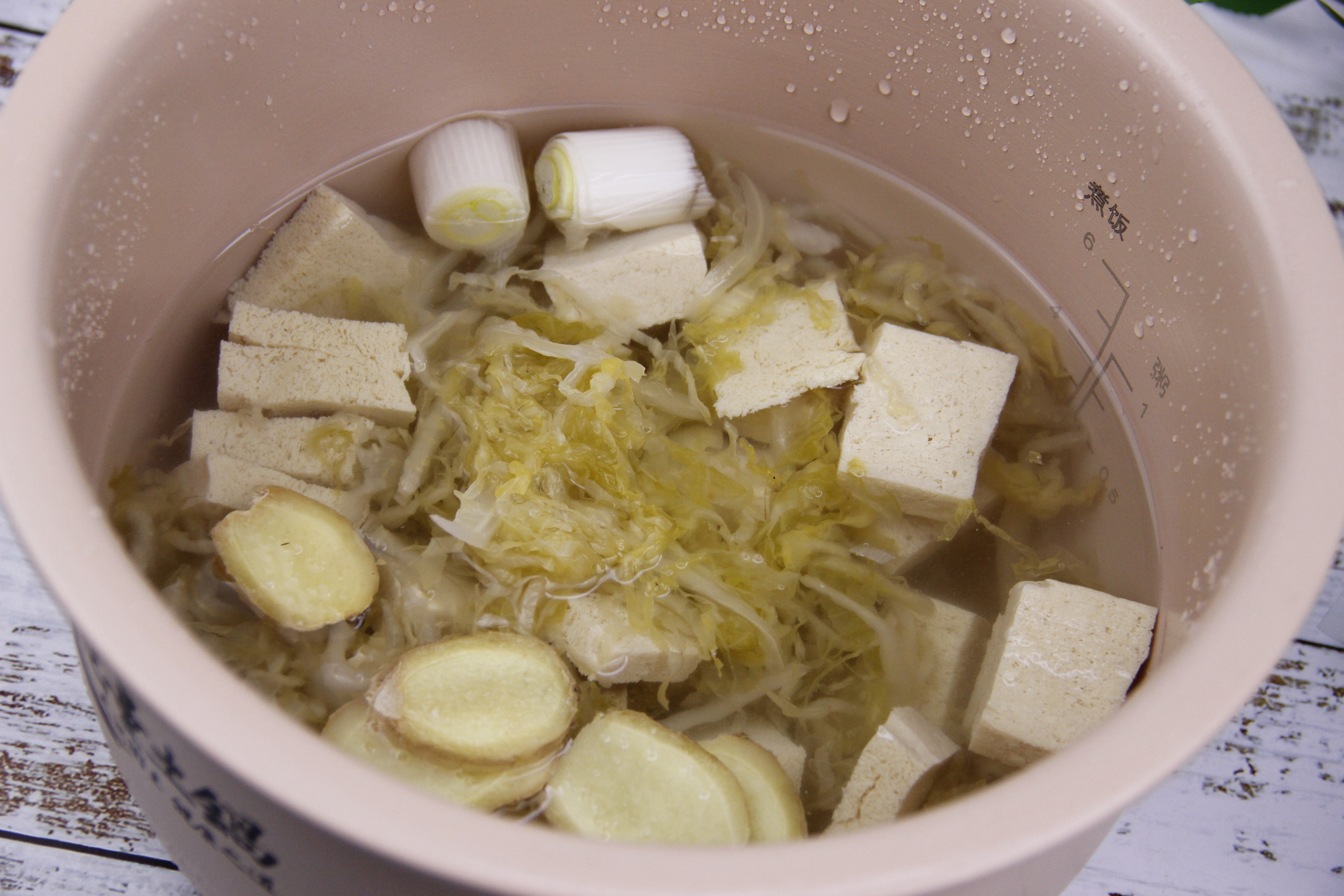 助消化瘦身有机酸菜豆腐汤（伊莱特能量土锅）的做法 步骤2
