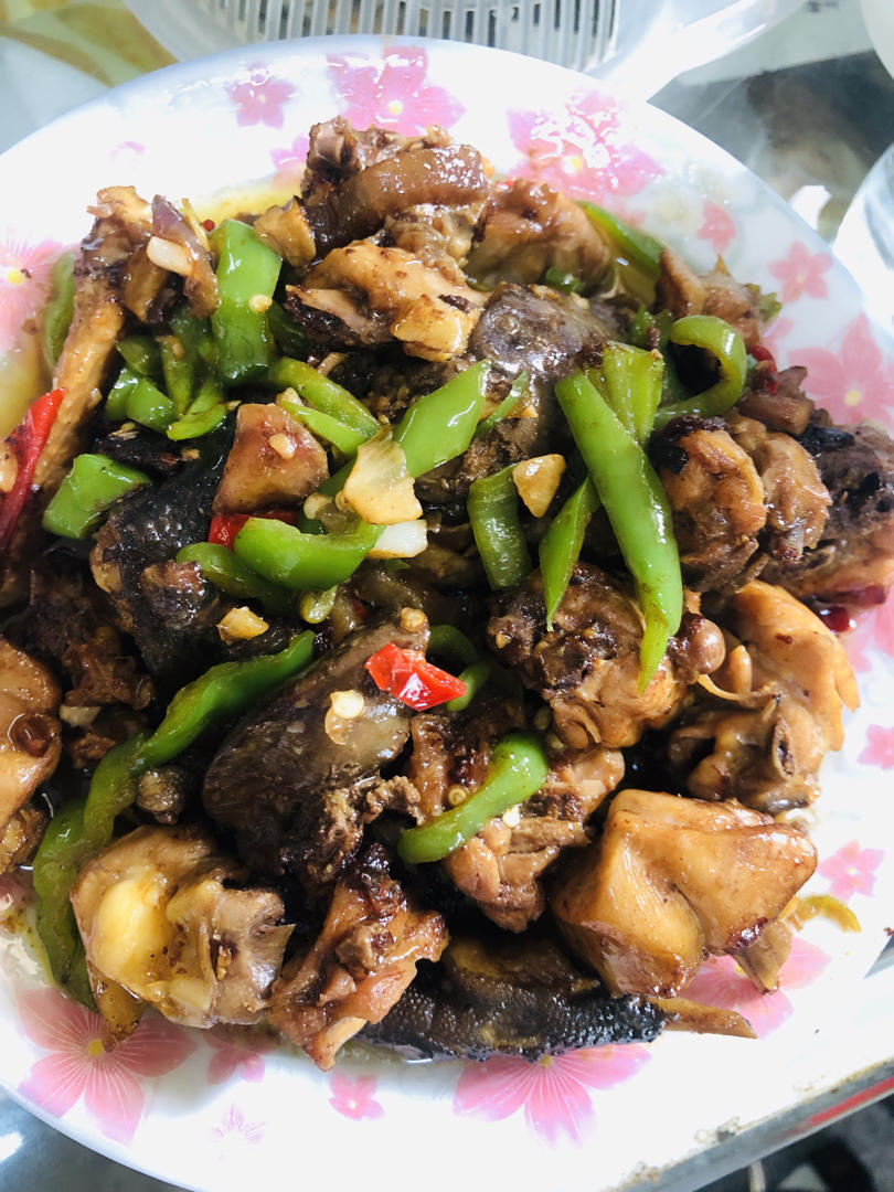 嚼情做的红烧鸡块大盘鸡青椒炒鸡做法