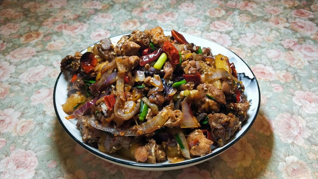 厨师长教你：“干锅鸡”的家常做法，肉香四溢回味无穷