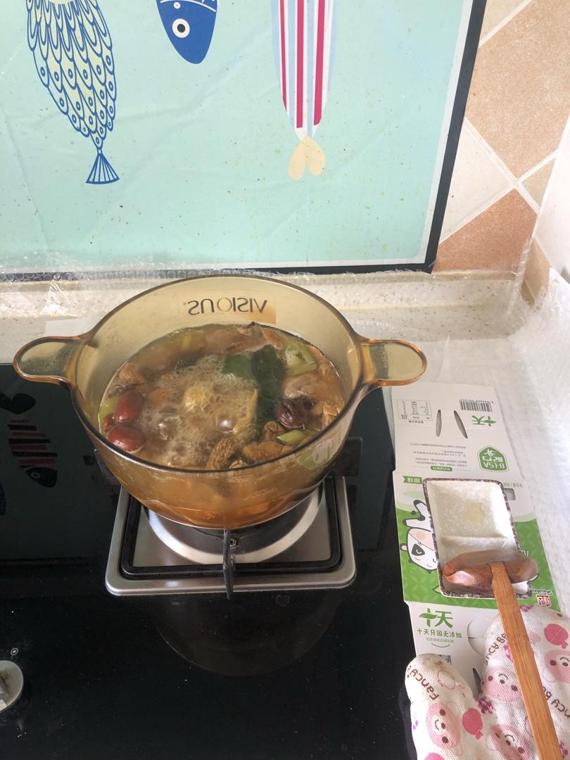 羊肚菌姬松茸排骨汤
