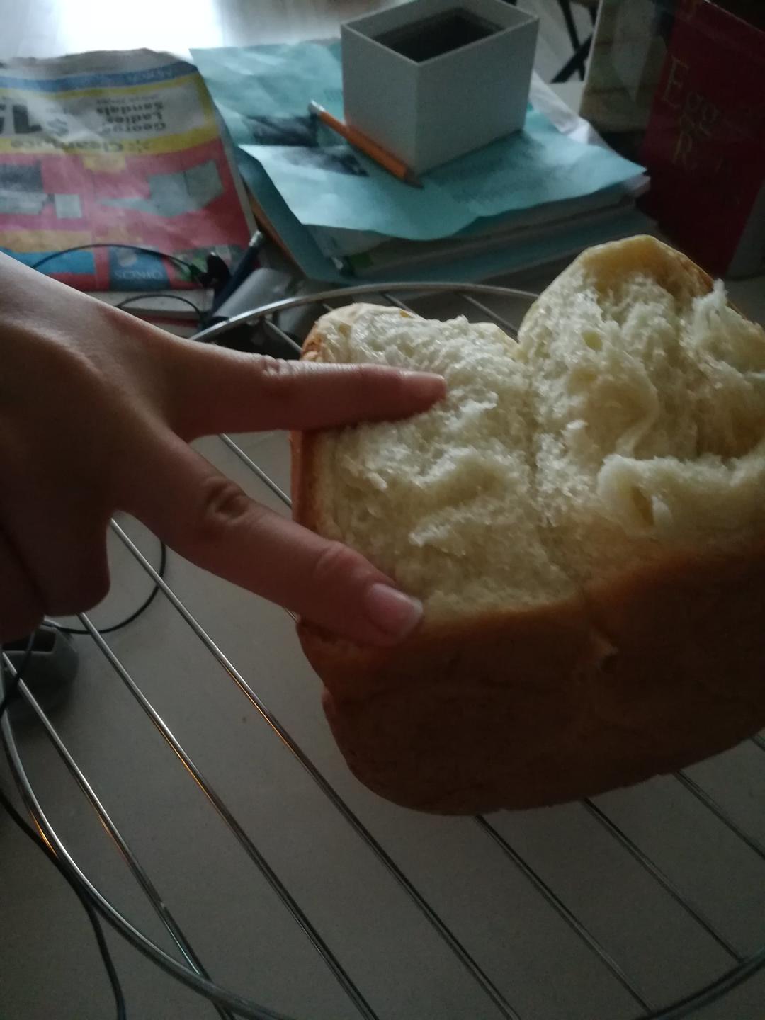 不用厨师机，不用揉半天，也能做出香甜的拉丝牛奶吐司面包！
