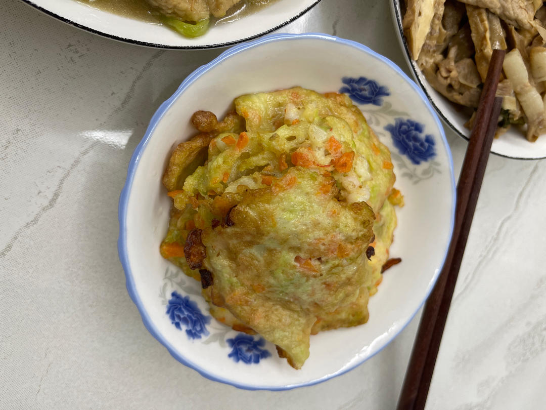 一口一个的鲜虾蔬菜饼