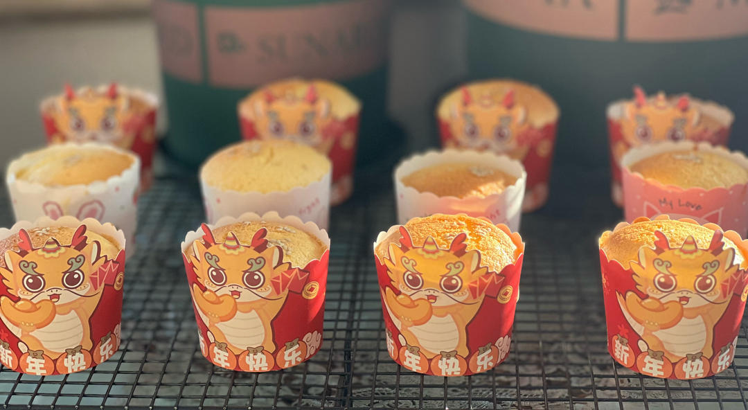 全蛋法打发原味海绵杯子蛋糕