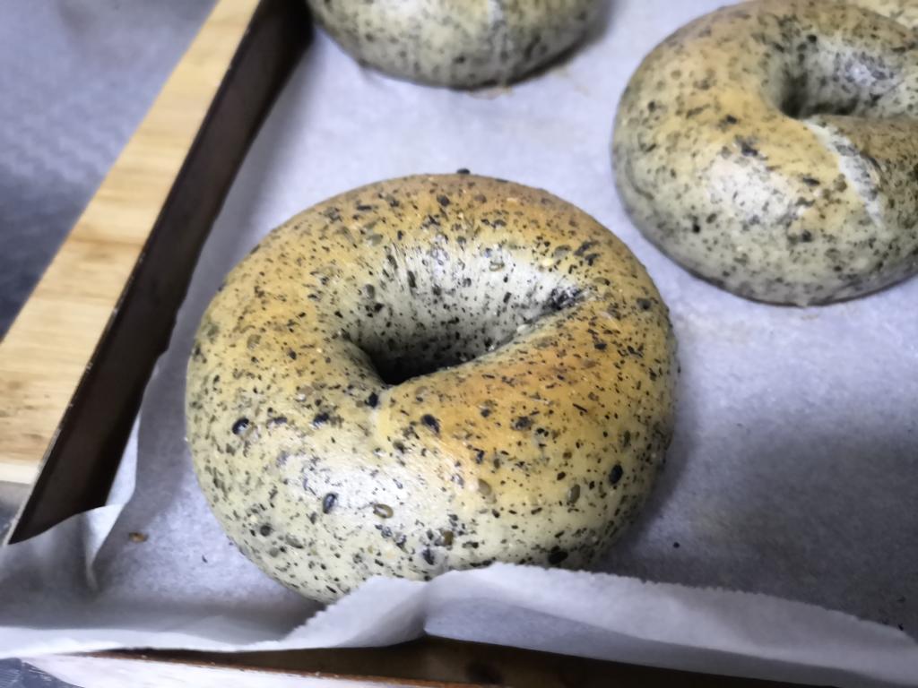 "麻婆子"——芝麻贝果的做法 步骤18