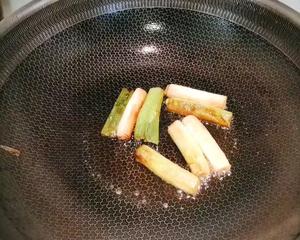 葱爆肉沬海参的做法 步骤4