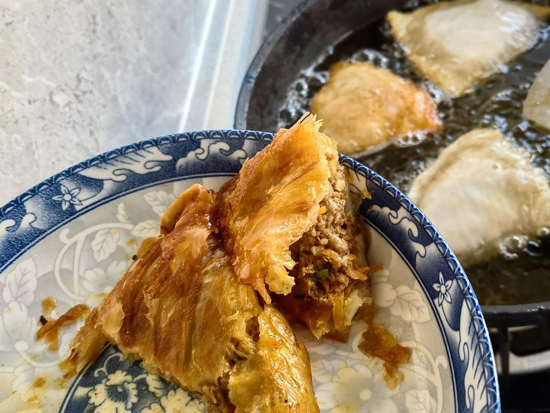 不用和面，用手抓饼做的黑椒牛肉饼，一口气可以吃五个！
