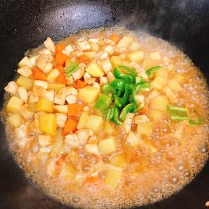 鸡胸肉焖土豆的做法 步骤5
