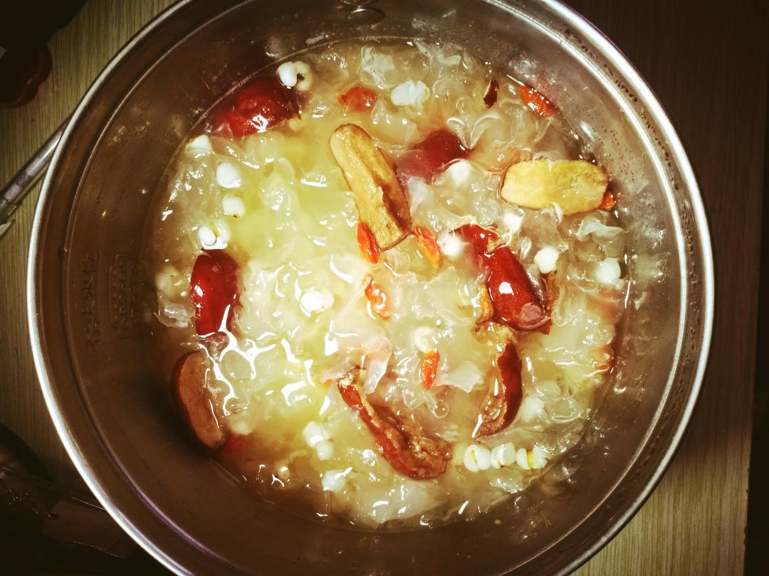 冰糖银耳红枣汤