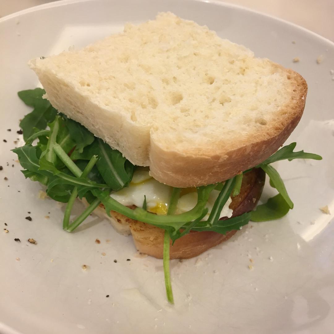 芝麻菜鸡蛋贝果三明治。