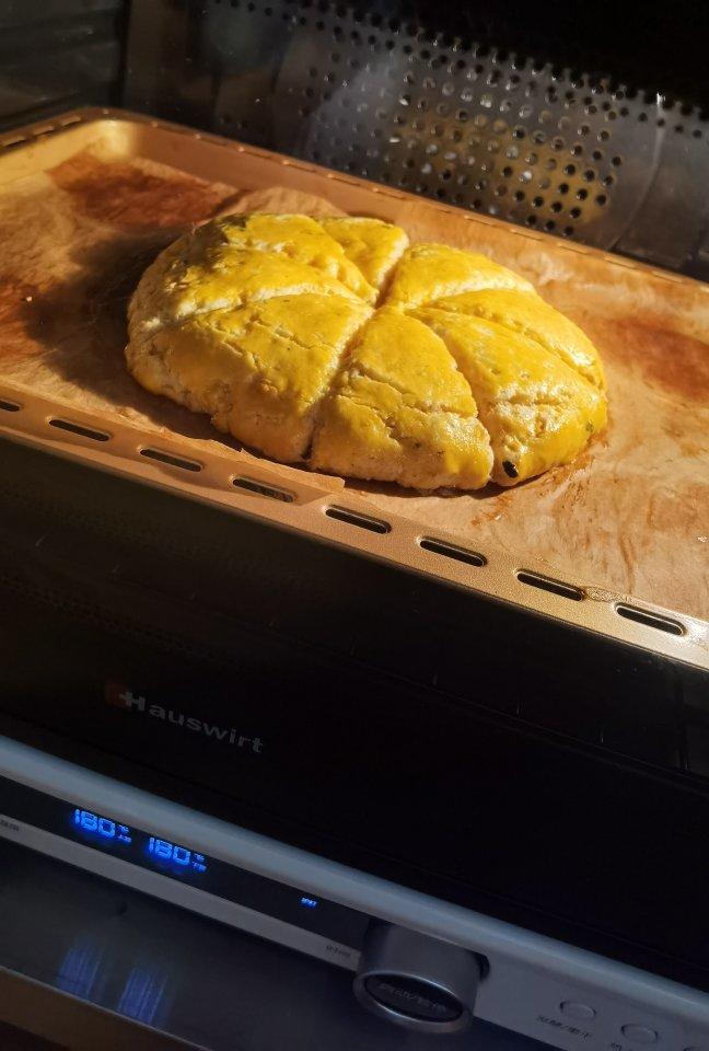 咸蛋黄肉松司康