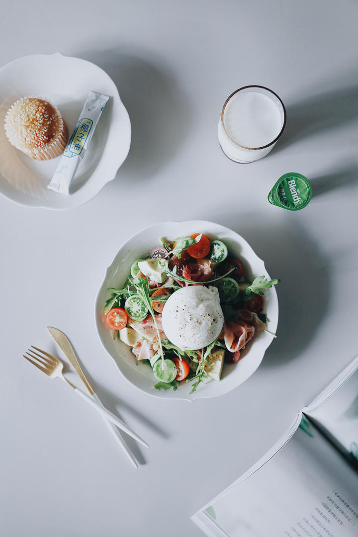 布拉塔奶酪配芝麻菜沙拉