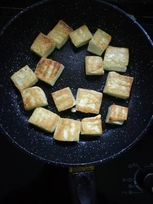 简单的韩式五花肉泡菜豆腐锅的做法 步骤2