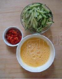 剁椒黄瓜蛋饼的做法 步骤1