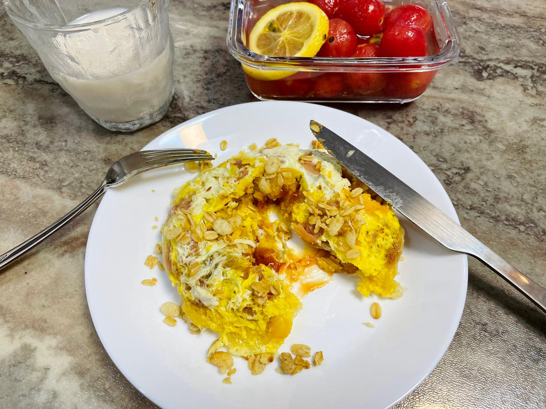 只需摆好材料去微波！惊艳全家的早餐端上桌：香肠奶酪烘蛋