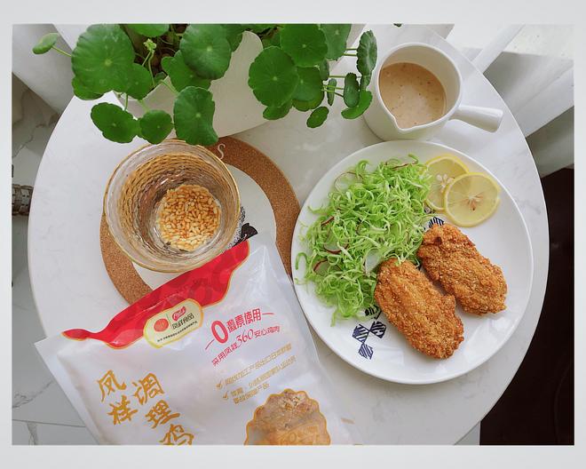 酥炸咸蛋黄嫩骨鸡伴日式卷心菜沙拉的做法
