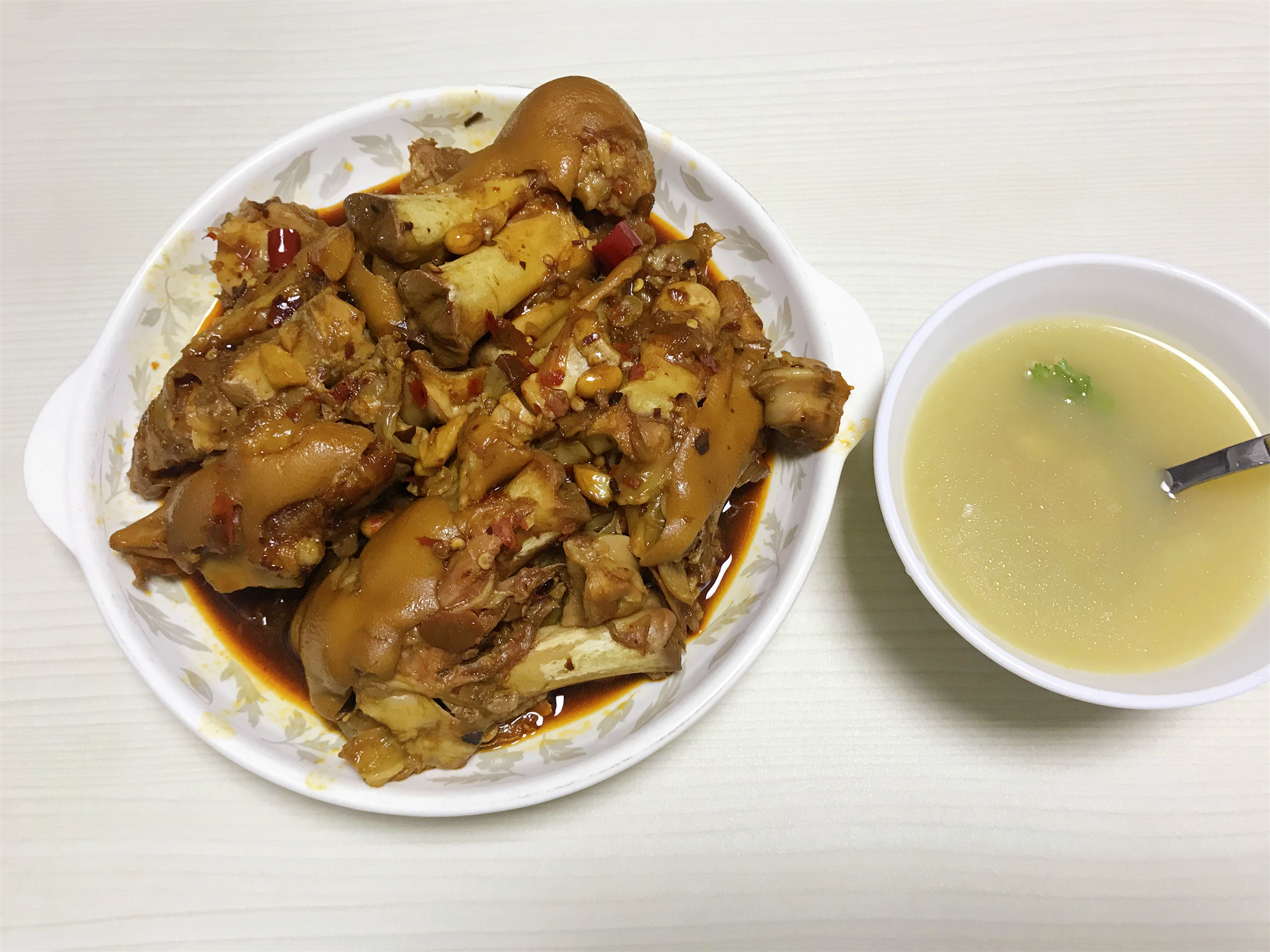 猪蹄汤、香辣猪蹄~一蹄两吃的方法的做法