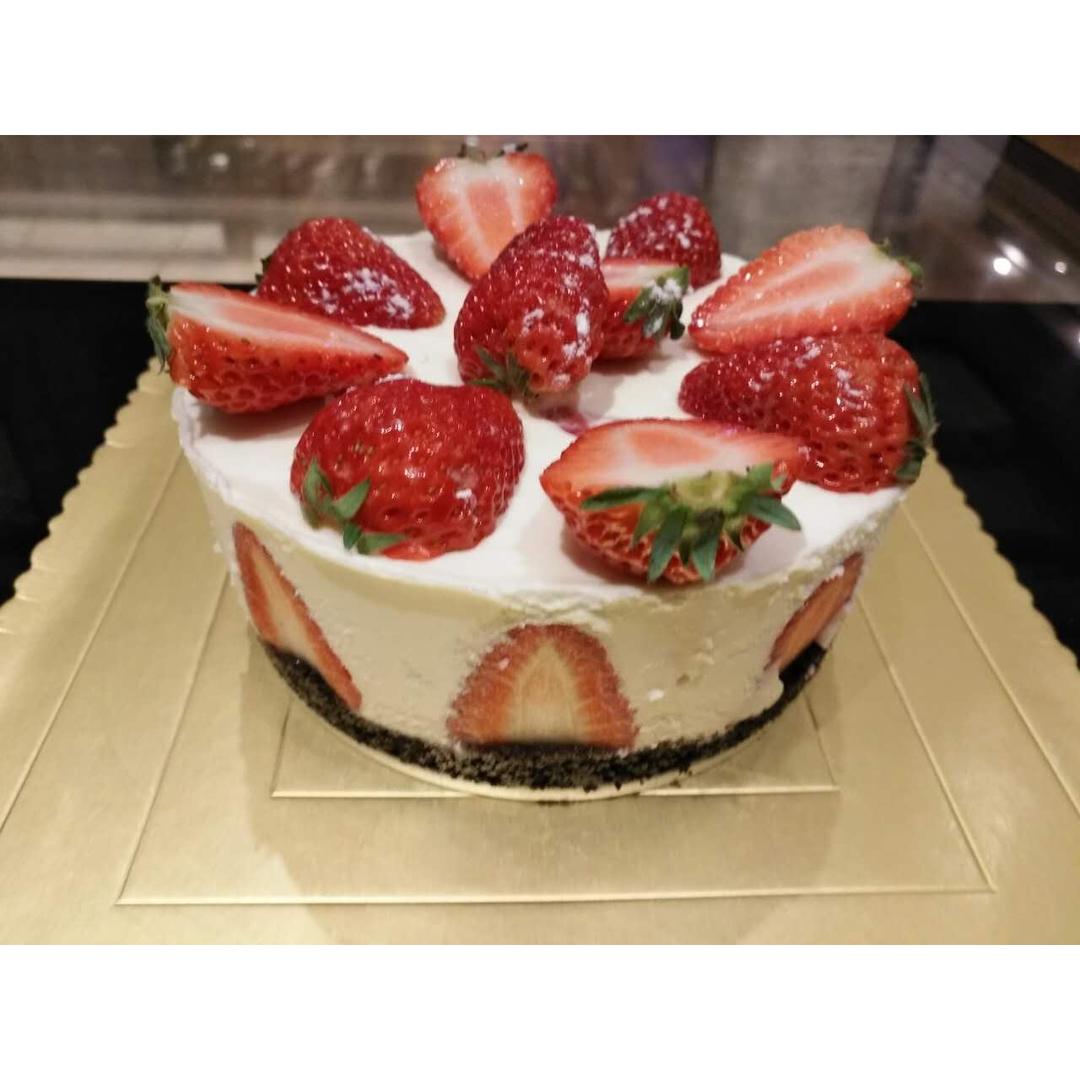 s做的奥利奥草莓酸奶慕斯蛋糕(6寸)