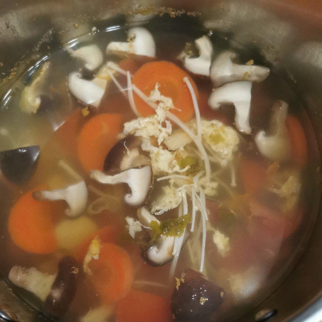 西红柿菌菇豆腐汤