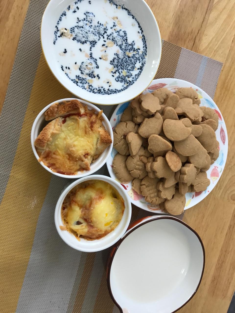 只需摆好材料去微波！惊艳全家的早餐端上桌：香肠奶酪烘蛋