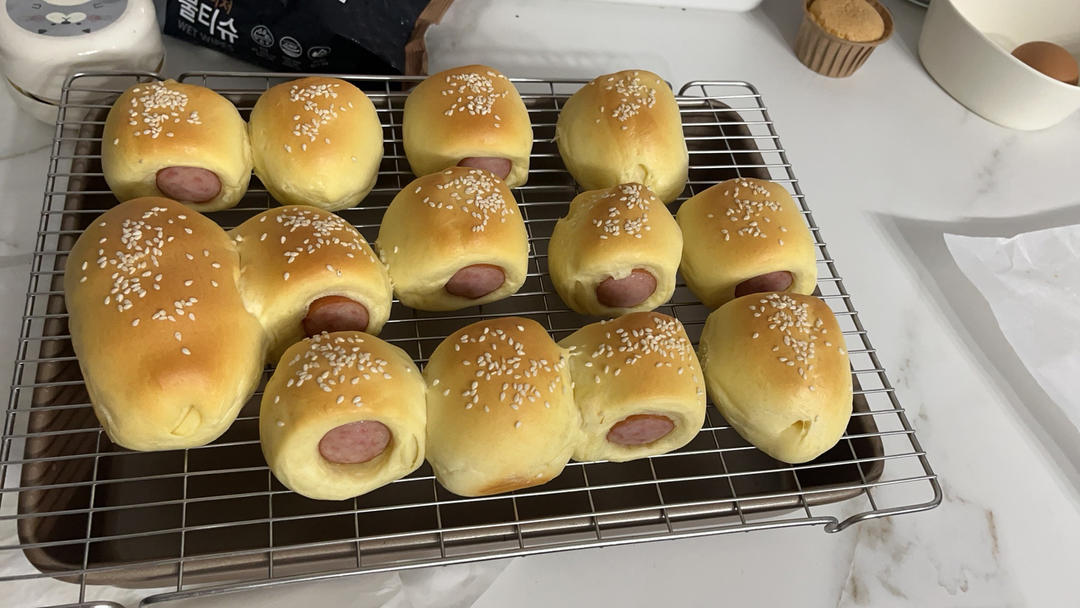 一口迷你肠仔包