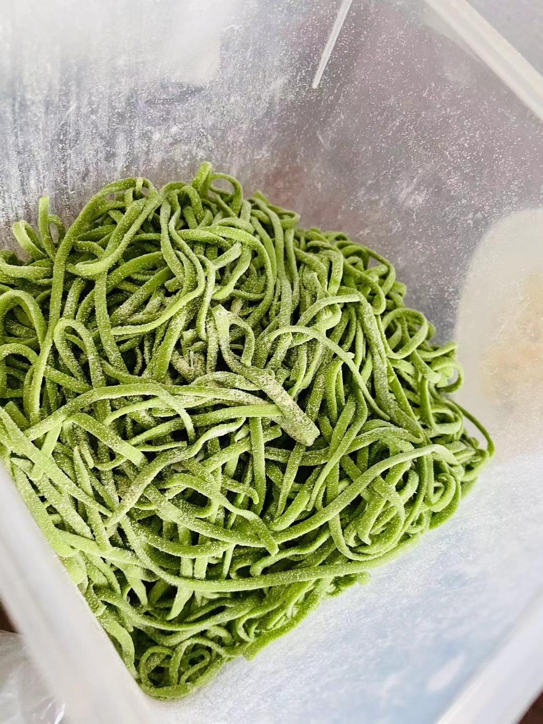 【爽滑筋道的自制面条】（鸡蛋面、菠菜面和胡萝卜面）-面面俱到，家的味道