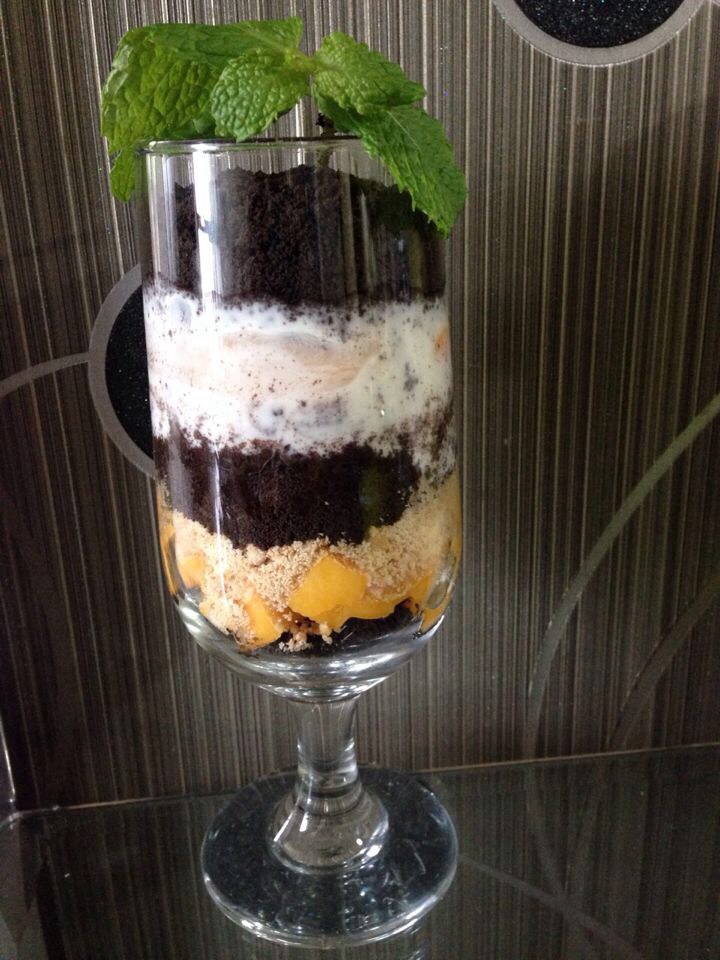 爱仔仔爱爸爸做的奥利奥酸奶水果杯