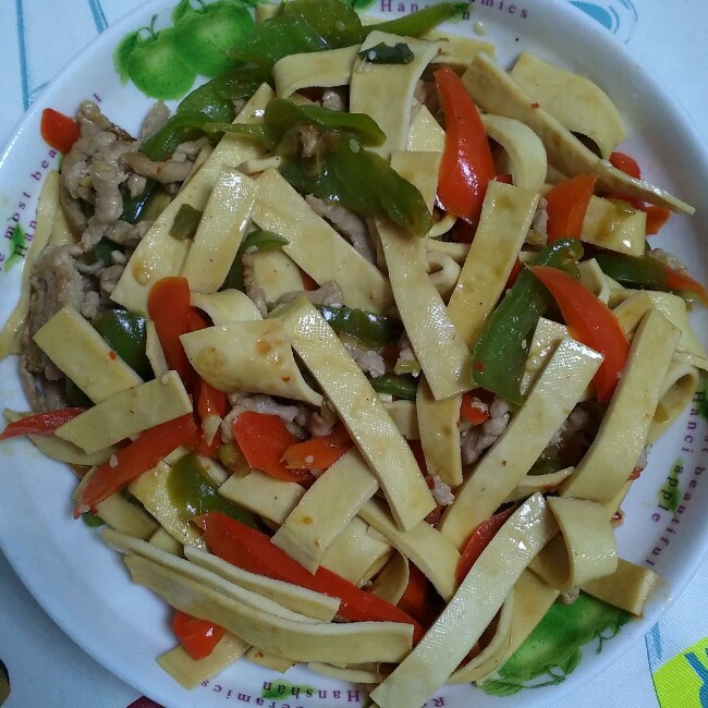 青椒豆腐皮炒肉丝