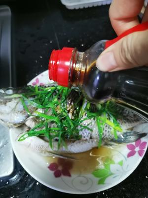 广式清蒸鱼原汁原味鲜甜嫩滑的做法 步骤8