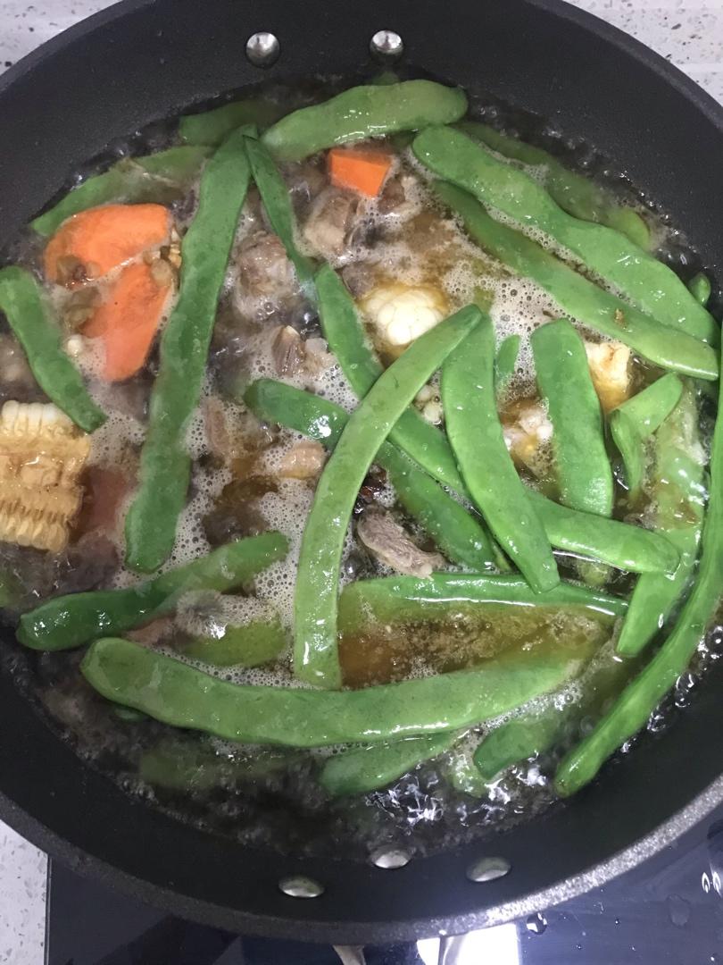 豪放的排骨炖豆角加玉米棒😜