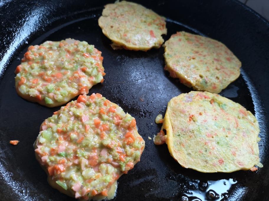 西兰花胡萝卜虾仁鸡蛋饼的做法