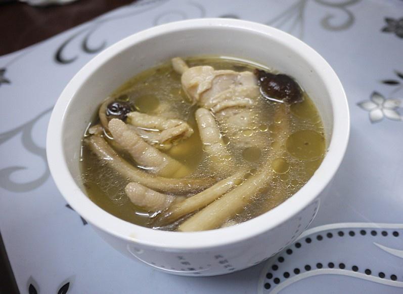 鸡腿鸡脚茶树菇汤
