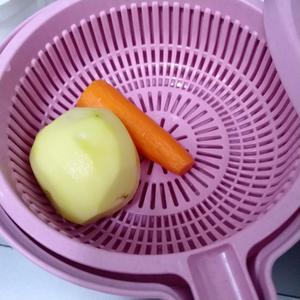胡萝卜土豆丝香葱饼的做法 步骤1