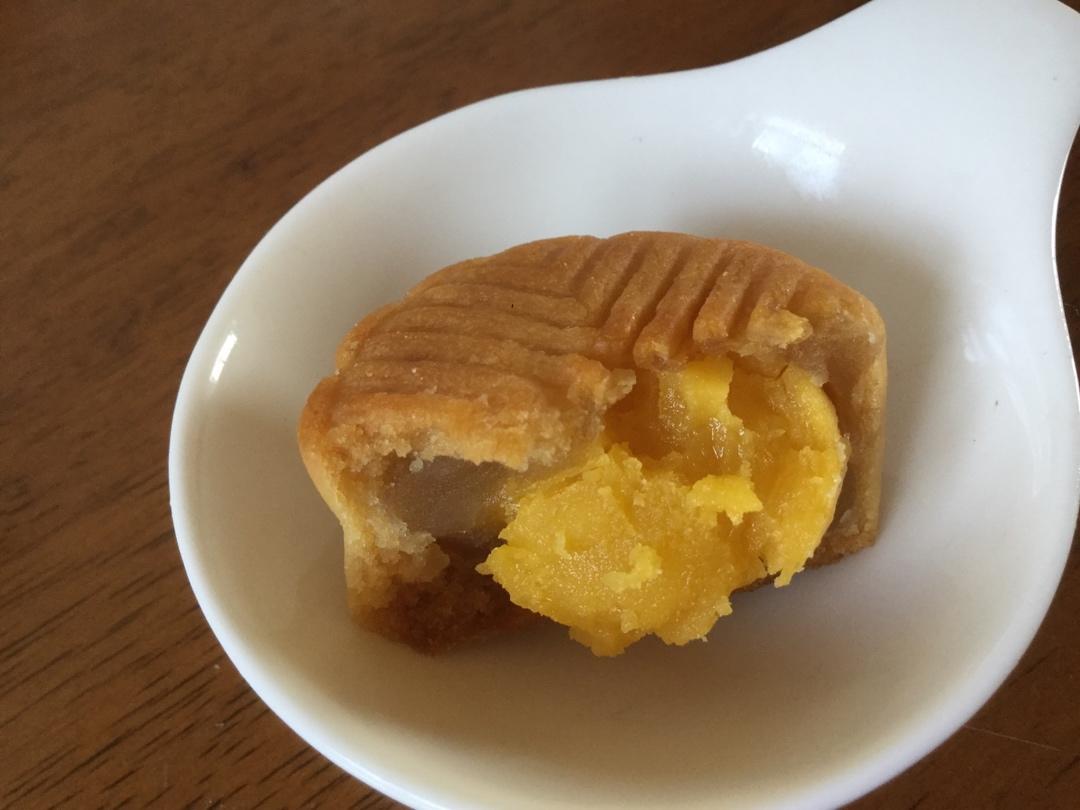 广式月饼—蛋黄莲蓉月饼