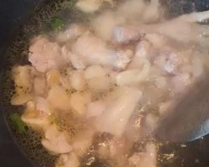 砂锅双菇鸡汤的做法 步骤4