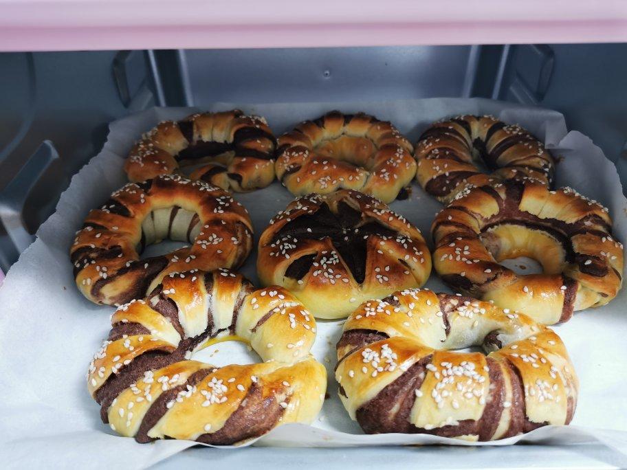 松软可口的红豆沙面包卷