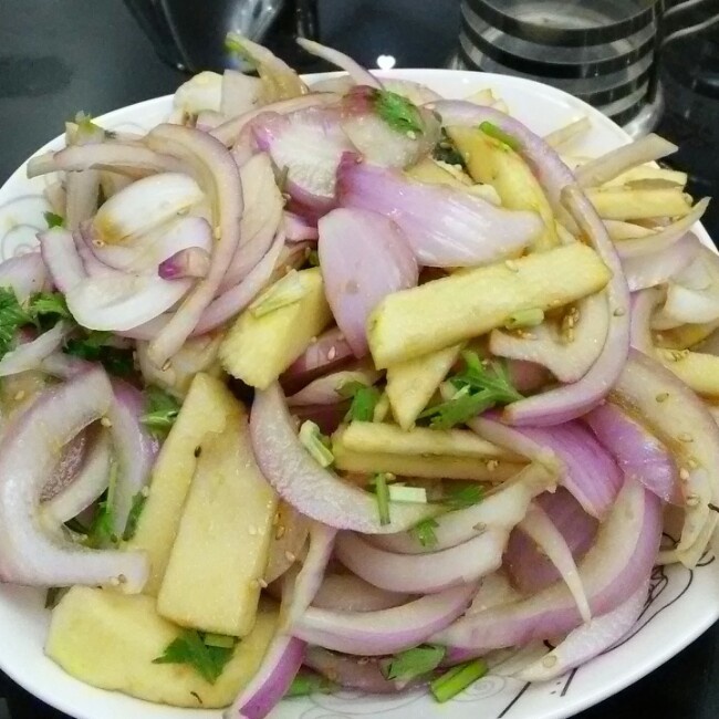 凉拌圆葱紫甘蓝