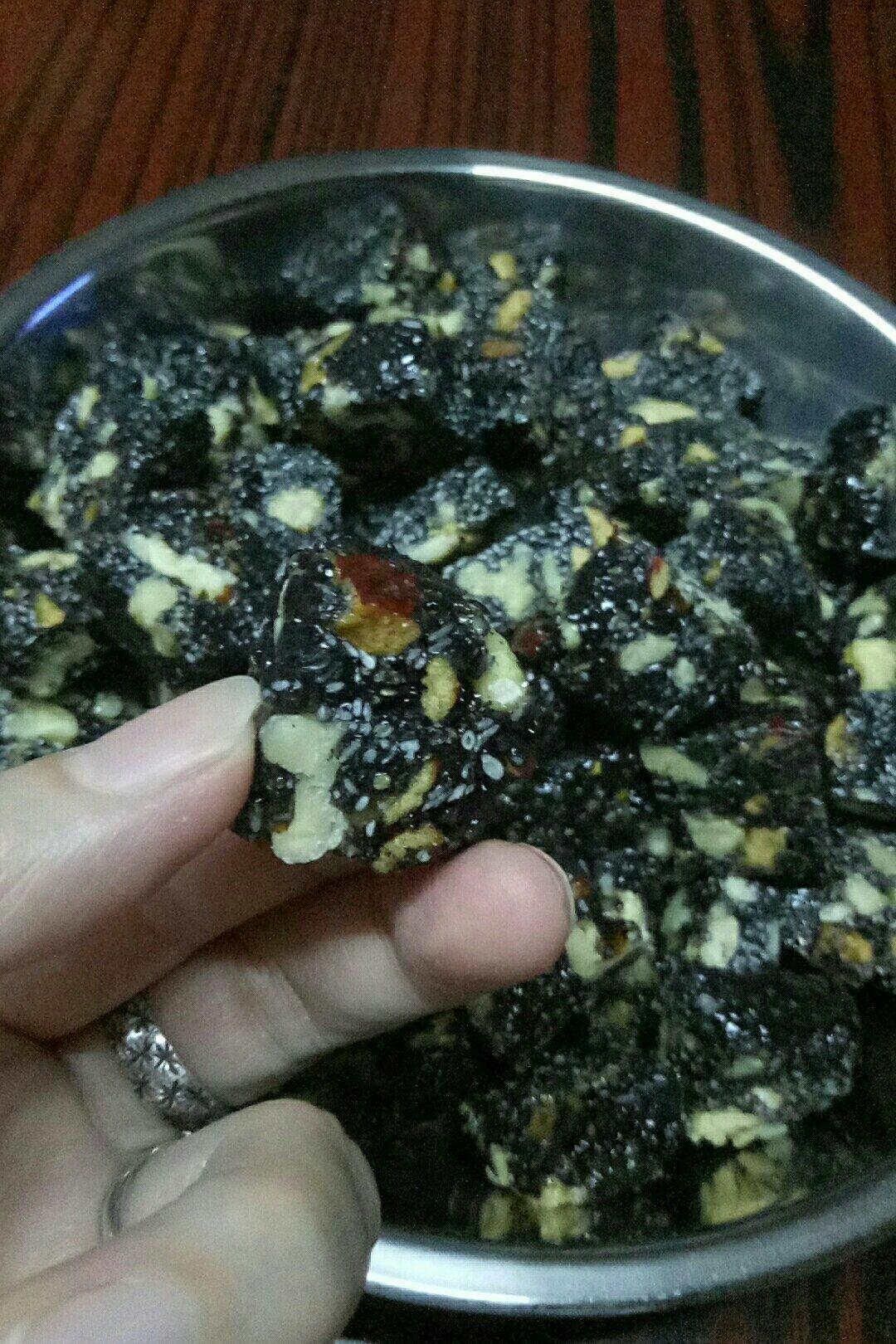 如何制作兵鸽芝麻核桃糕