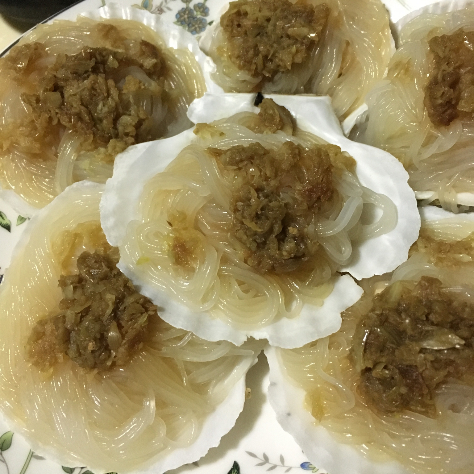 哒哒嗯妈妈做的蒜蓉粉丝蒸扇贝