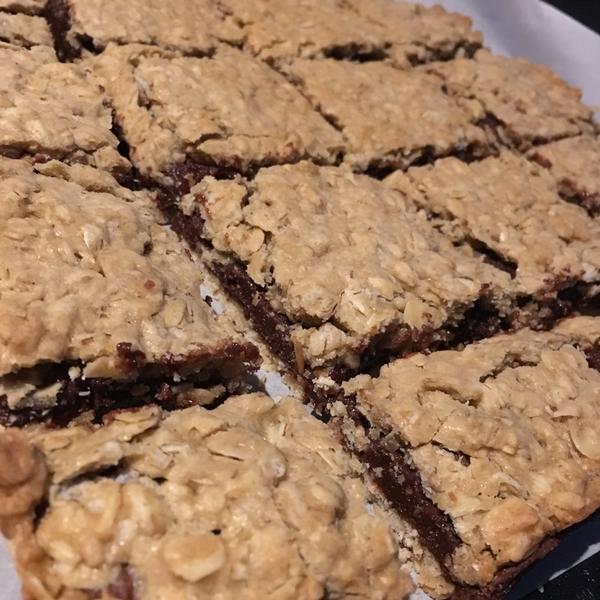 Fudgy Oatmeal Chocolate Chip Cookie Bars 燕麦巧克力条