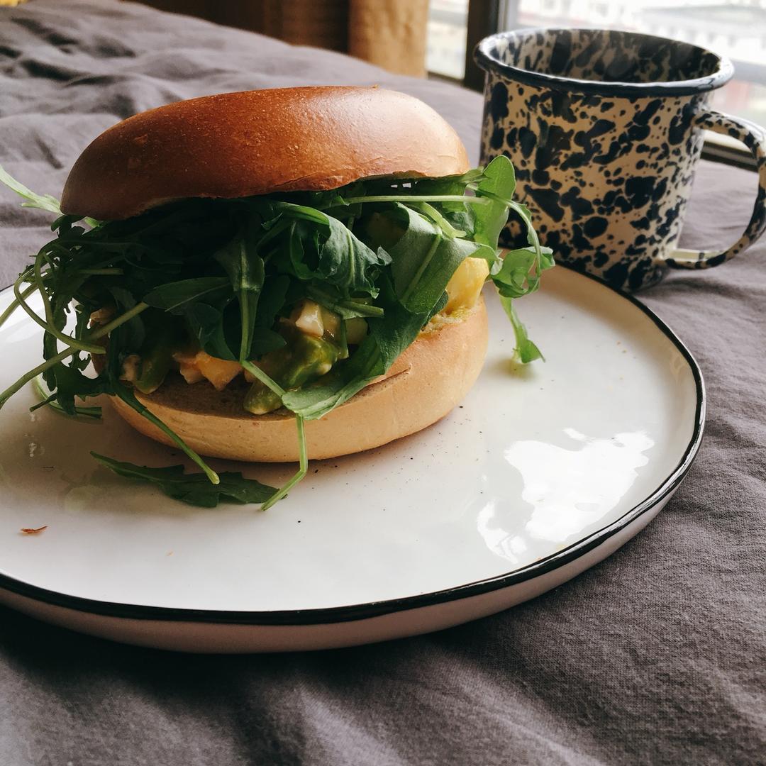 芝麻菜鸡蛋贝果三明治。