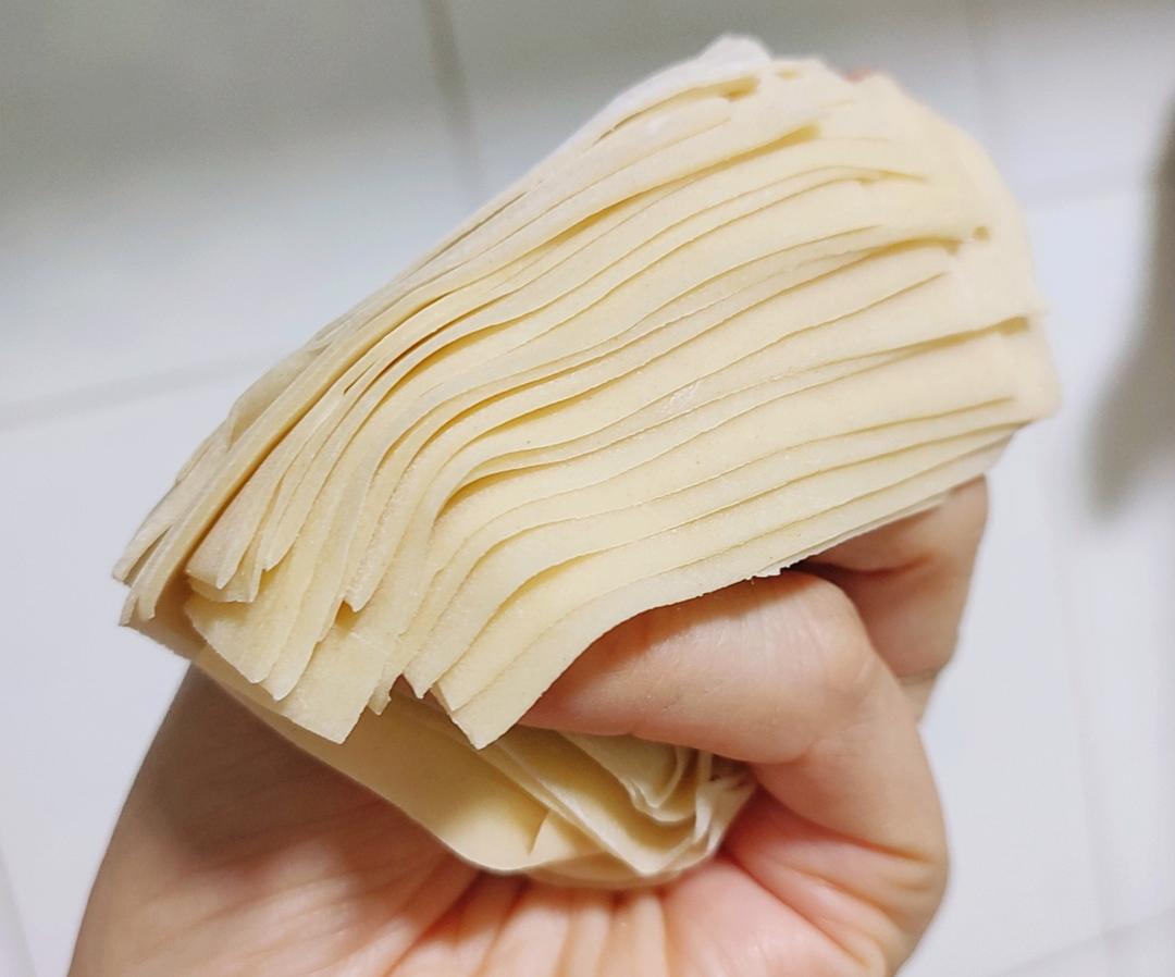 薄如蝉翼的手擀馄饨皮