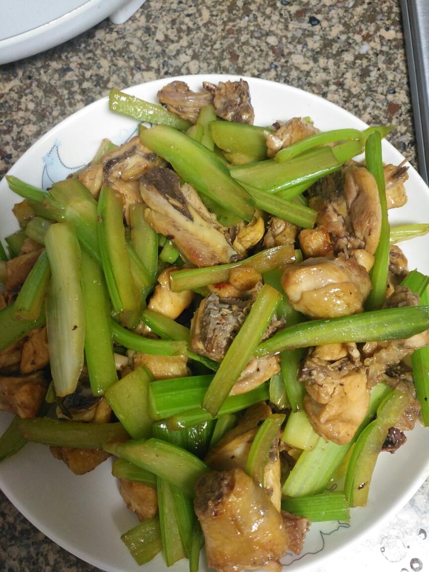 干锅鸡肉炒芹菜的做法