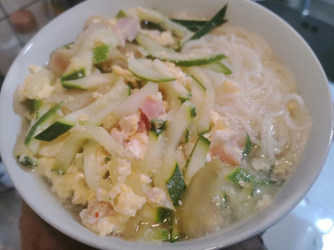 清凉一夏清热解暑减脂快手菜：西葫芦蛋花汤