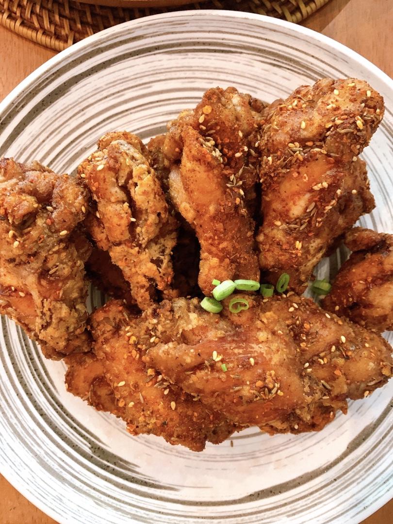 好吃到舔手指的孜然鸡翅，一盘根本不够吃