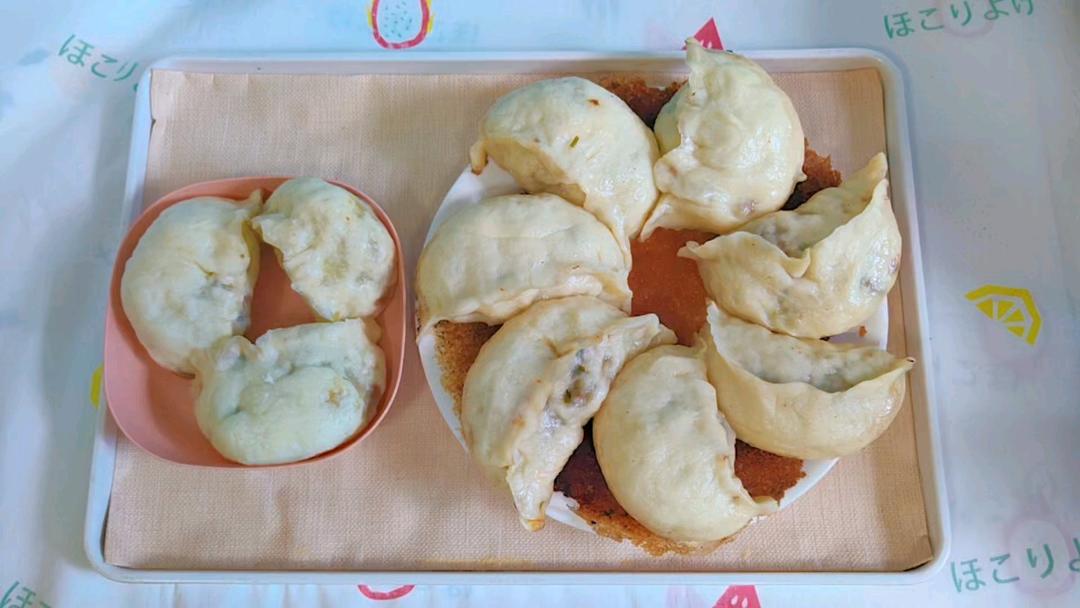 一次解锁两种口感的包子，可煎可蒸的：韭菜猪肉水煎包。简单好操作。做一次可以享用两种不同的口感！满足各种口味！