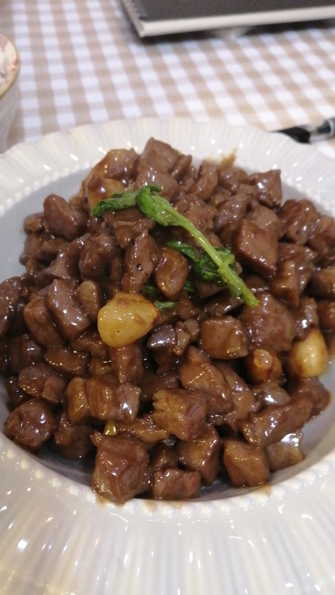 听起来就很好吃的黑椒蒜子牛肉粒