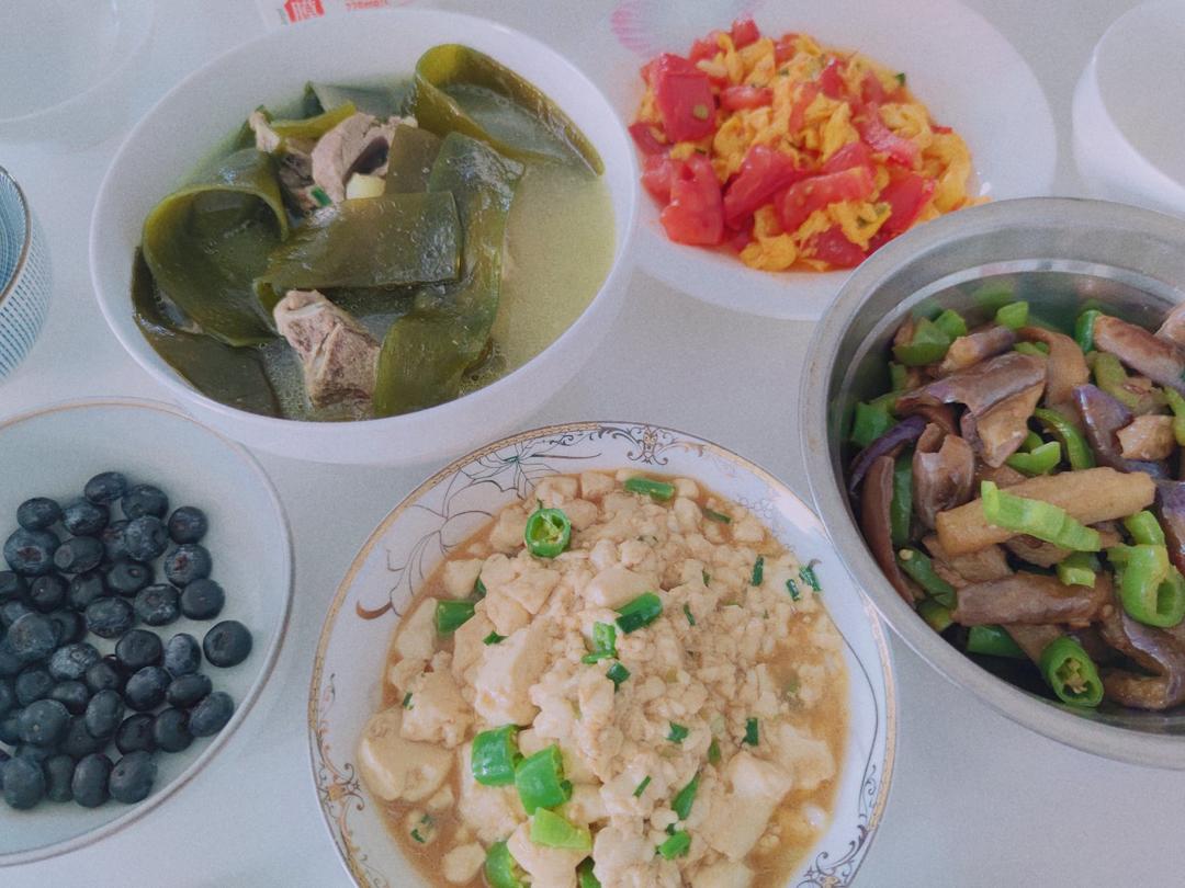 不放肉也超下饭的葱焖豆腐