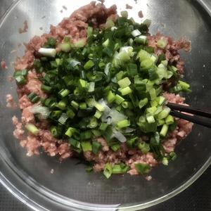 韭菜肉火烧的做法 步骤2