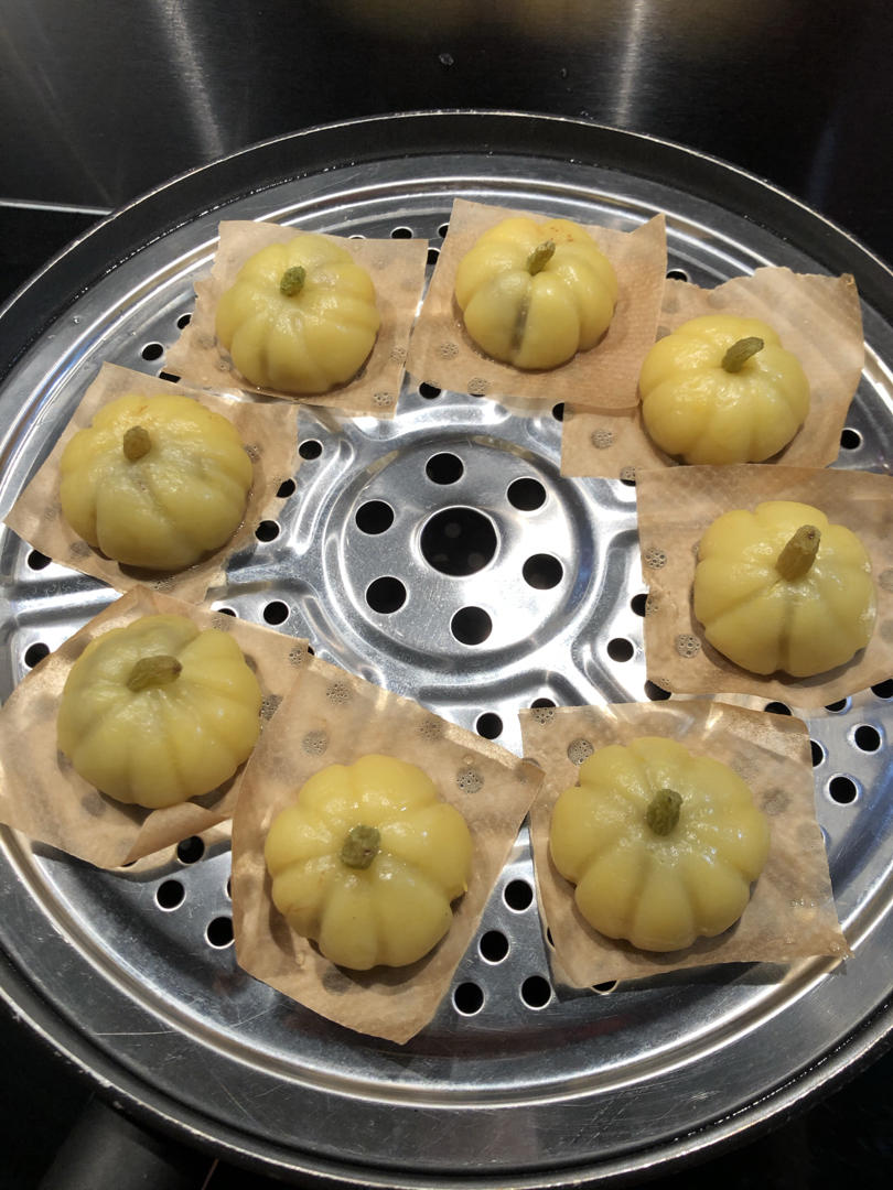 健康美味不上火、老少皆宜的蒸黄金冰皮南瓜月饼&附不需模具南瓜饼🎃压花视频